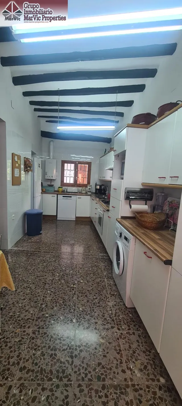 Amplia Casa Reformada en Sella con Piscina y Chimenea — 11