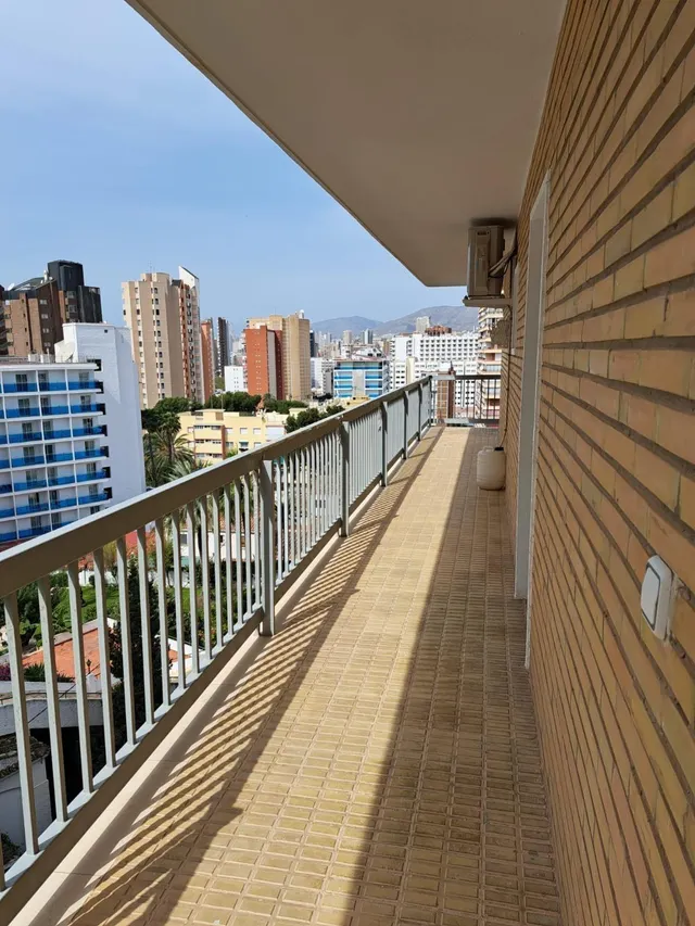 Amplio piso con 3 dormitorios en zona Rincon de Loix. — 23