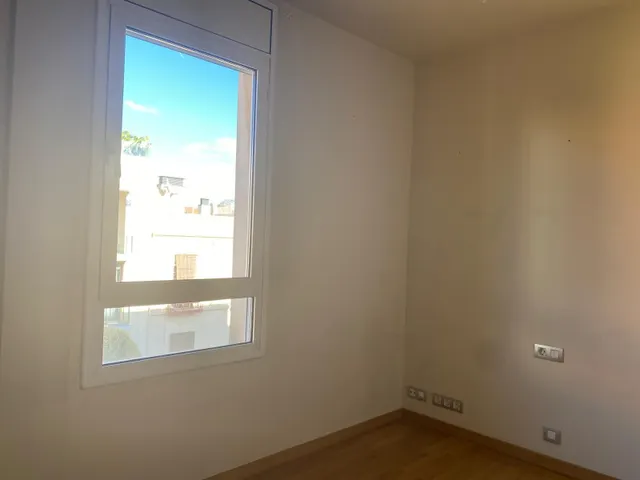 Piso céntrico y muy luminoso con terraza frente plaza del Pallol. — 18