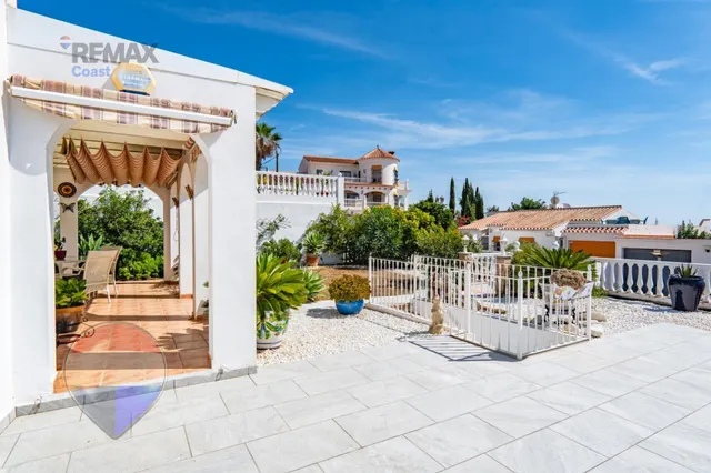 VILLA INDEPENDIENTE CON PISCINA, GRANDES TERRAZAS Y VISTAS AL MAR EN BENAJARAFE — 14