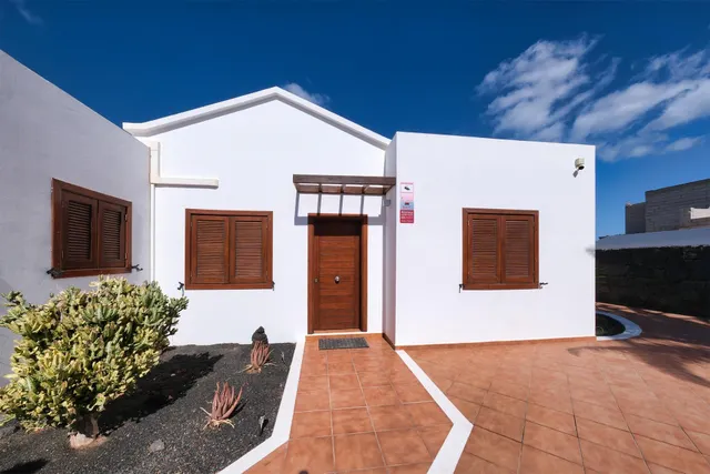 Villa con piscina y vistas despejadas a hacia el paisaje volcanico — 31