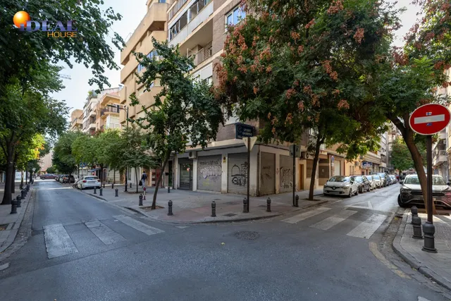 Local comercial junto a calle Alhamar. Ideal para oficina, despacho o almacén. Muy económico — 16