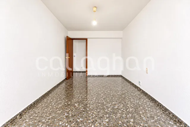 Piso con gran potencial de reforma en ruzafa – 4 habitaciones y 2 balcones — 23