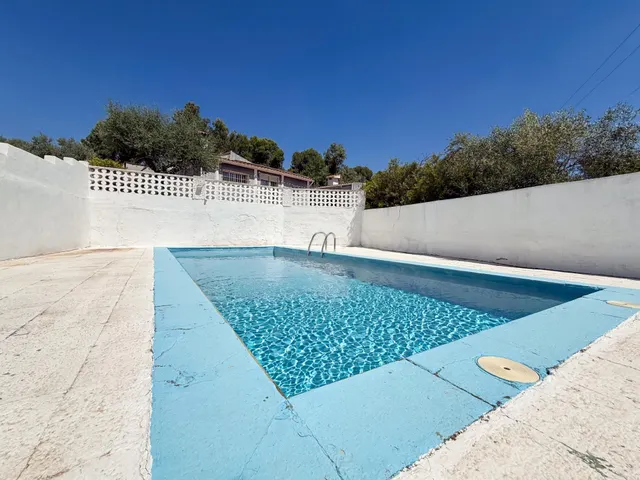 Chalet en entorno natural con piscina y vistas despejadas en