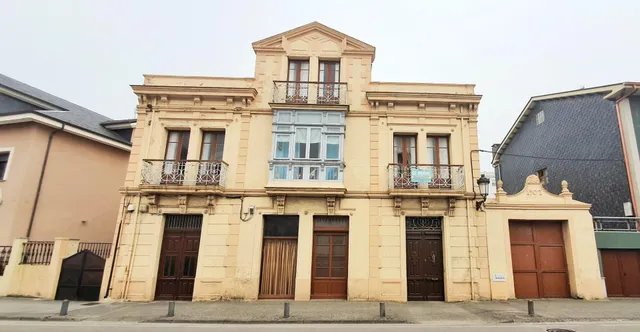 Casa Señorial con Historia y Arte en el Corazón de Tapia – ¡