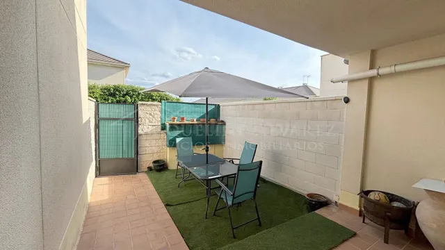 ESPECTACULAR ADOSADO CON GRAN PATIO Y PISCINA COMUNITARIA EN - foto 4