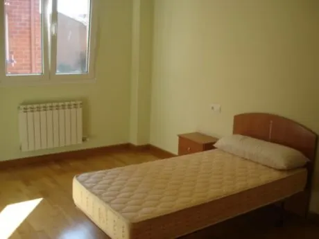 SE VENDE AMPLIO APARTAMENTO EN EL CENTRO DE VALENCIA DE DON  - foto 2