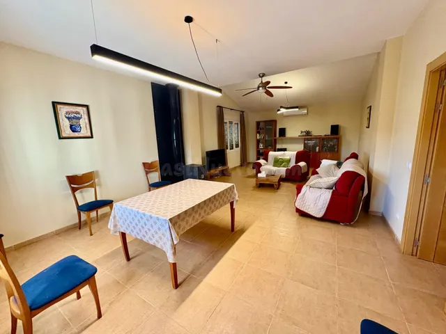 Vivienda en El Campillo con amplia parcela y almacén indepen
