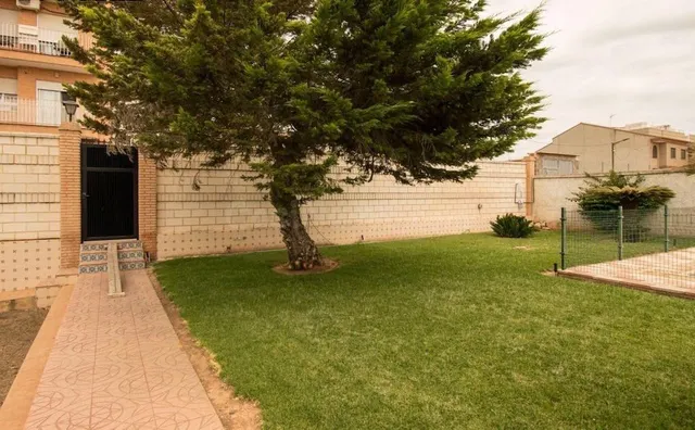 Parcela urbana de 203 m2 en el núcleo de La Pobla de Vallbon - foto 2