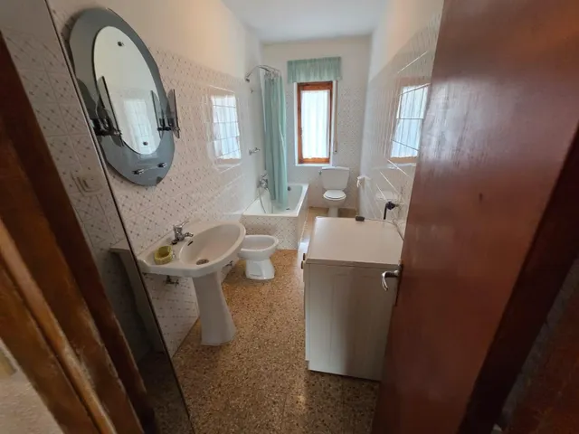 SE VENDE CASA, DOS PLANTAS, COCINA, SALÓN, 3 HAB., BAÑO. EN PLANTA BAJA LOCAL 95 M2. CALEFACCIÓN — 7