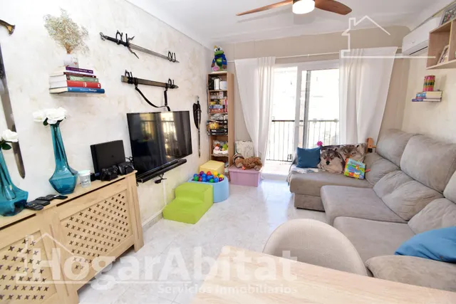 Alto, precioso y semireformado con balcón y ascensor, cerca del tranvia — 24