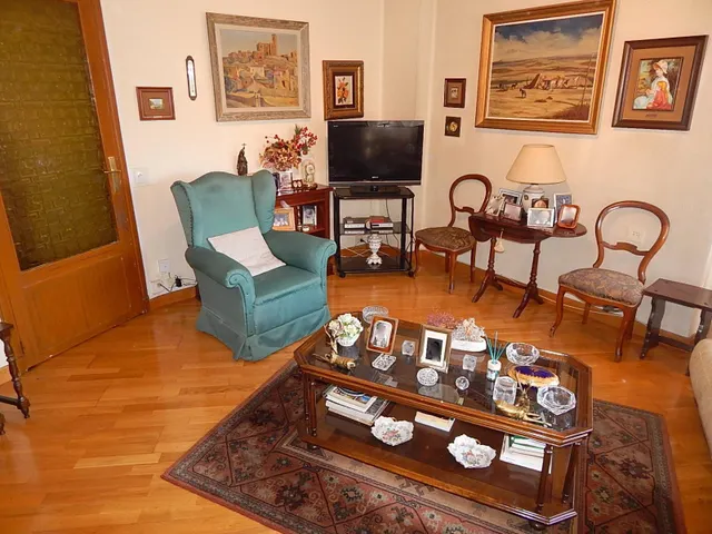 ETXEA Vende piso en el centro de Pamplona, 4 dormitorios, salón cocina, baño y aseo — 4