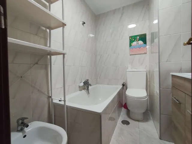 Piso exterior de 2 hab. salón, cocina independiente y baño. Plaza de aparcamiento exterior — 14