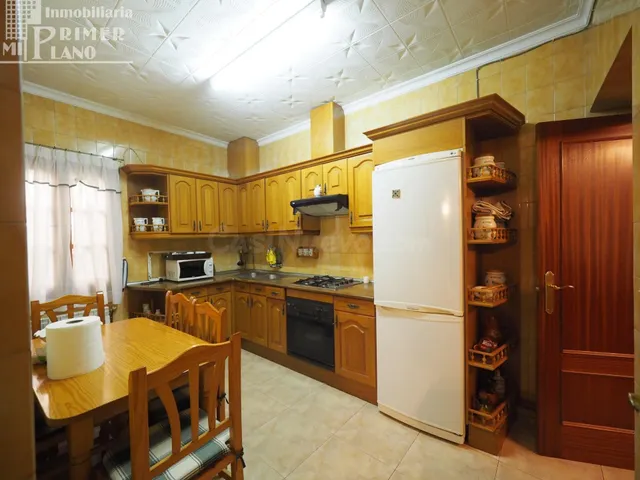 Amplia Casa en Esquina con Excelente Ubicación en Tomelloso - foto 4