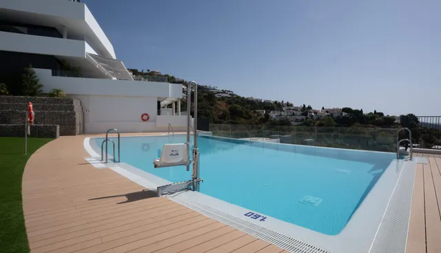 Apartamento de 3 dormitorios a estrenar, totalmente amueblado y con vistas al mar en MedBlue, Marbella — 21