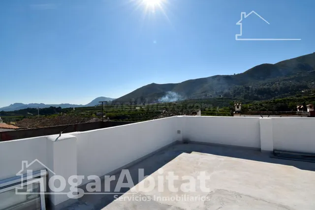 ESPACIOSA CASA SEMIRREFORMADA CON TERRAZA - foto 2