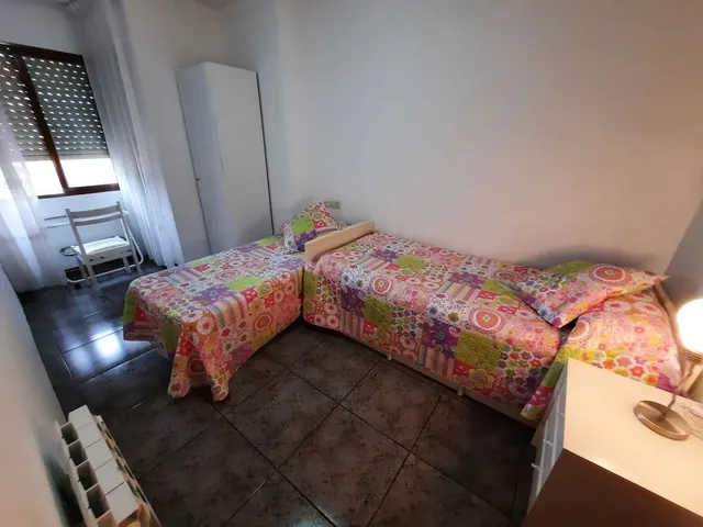 Casa esquinera, de 3 dormitorios, terraza, azotea. Dispone de 2 locales comenrciales. MUY CÉNTRICA — 28