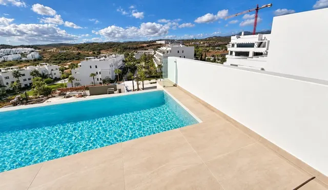 Ático de lujo con piscina infinity privada en Estepona, a 1 km de la playa — 13