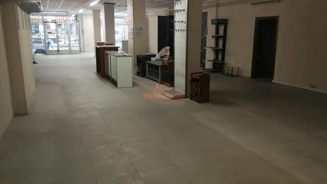 SE ALQUILA LOCAL DIÁFANO EN UNA DE LAS PRINCIPALES — 3