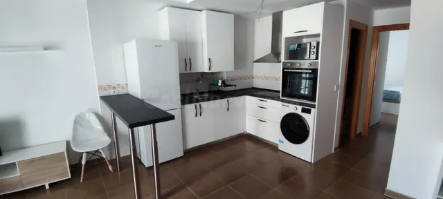 ¡Tu hogar junto al mar en Balerma! Piso de 2 dormitorios a p