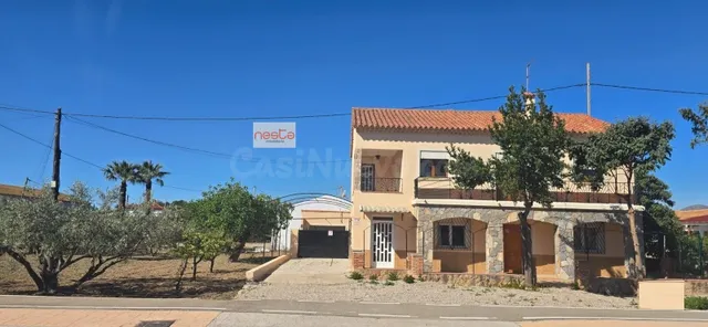 CHALET CON PARCELA CON 2 VIVIENDAS, 2 NAVES Y GARAJE - foto 2