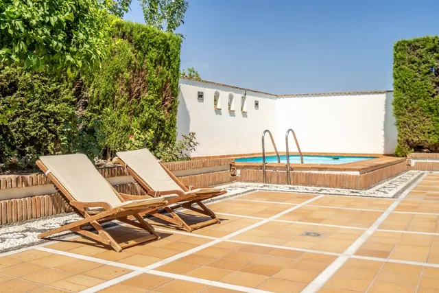 Chalet exclusivo en  una sola planta en el centro de La Zubia 5 dormitorios, piscina  y garaje — 2