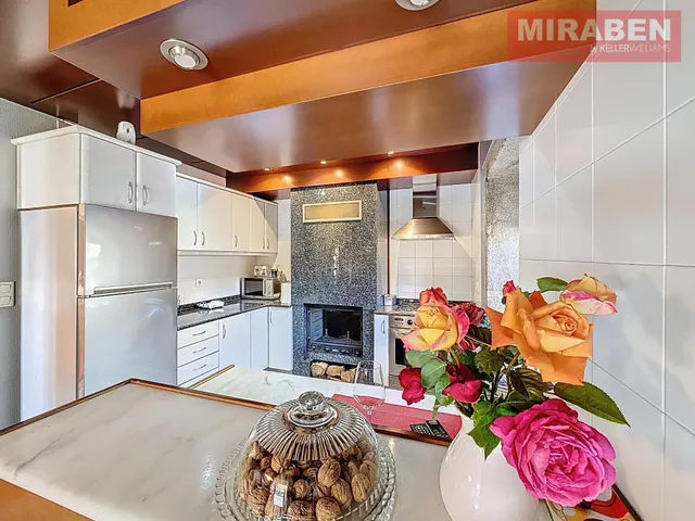 CASA EN VENTA EN RIANXO CON PATIO Y HORREO — 35