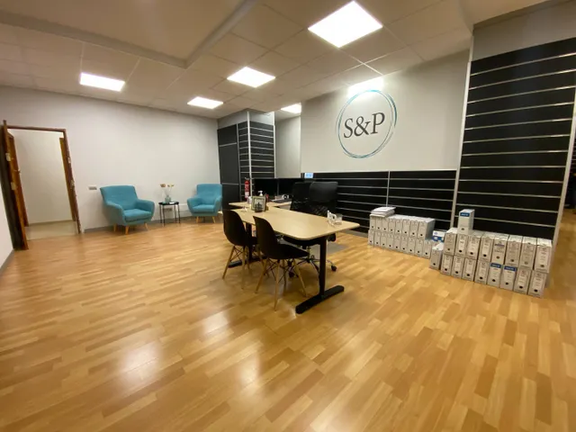 Se alquila amplio local en 1ª planta Mesa y López — 6