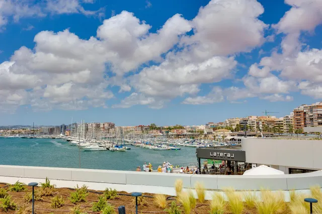 Exclusivo ático de 3 dormitorios en el centro de Torrevieja — 50
