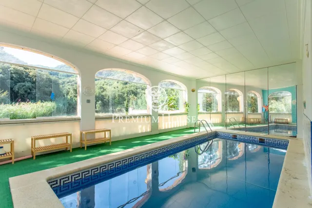 Casa independiente con piscina interior y jardín en venta en Calella — 16