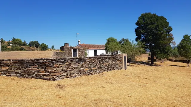 Finca rústica con casa de piedra en La Codosera-Bacoco - foto 2