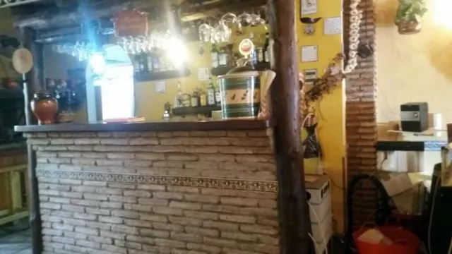MARAVILLOSA TABERNA CON UN ESTILO ANDALUZ, ACOGEDORA Y AMPLI