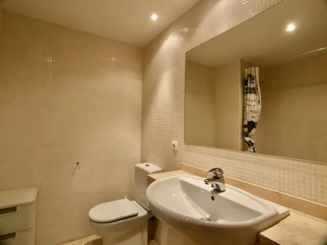Acogedor apartamento con terraza y piscina comunitaria — 16