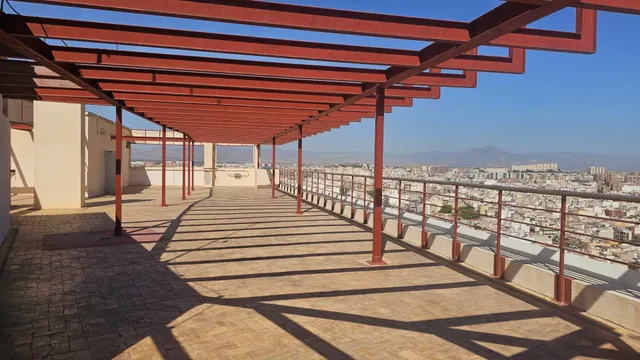 Amplia vivienda de 159 m2 con vistas panorámicas a los dos castillos de Alicante y plaza de garaje — 24