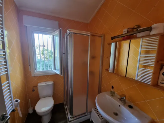 Maravillosa casa con jardín mas casa invitados — 27