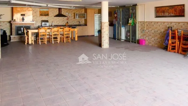 SE VENDE ESPECTACULAR CHALET EN PINOSO. — 18