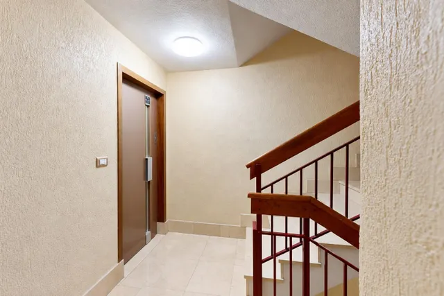 Piso exterior de 111 m2 con 4 dormitorios, garaje y trastero en Av Juan Antonio Perea — 49