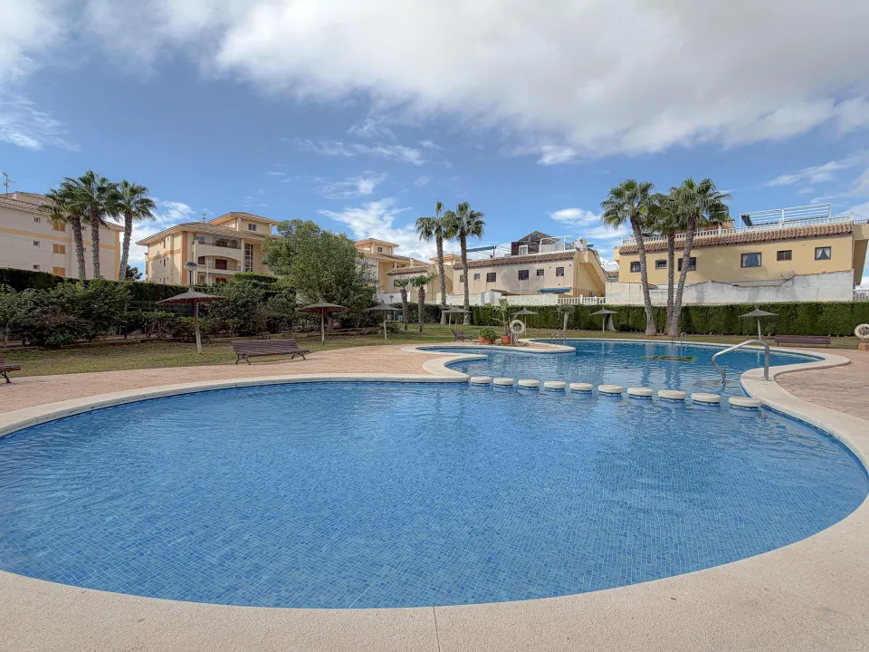Parquemar! Exclusivo y Único, apartamento tipo bungalow con Colosal Terraza privada en urbanización privilegiada con preciosa piscina comunitaria (400 mts playa)