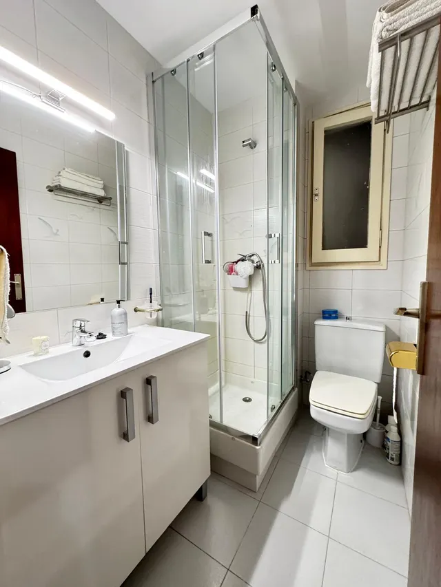 PISO DE 4 habitaciones Y DOS BAÑOS EN LA CALLE CALABRIA CERCA DEL SAGRADO CORAZÓN — 18