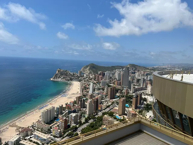 Se vende preciosos apartamento en Poniente con 2 dormitorios, 1 baño, parking y trastero — 45