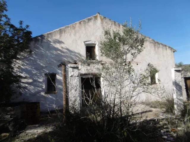 MASIA PARA REFORMAR CON ALMACENES EN UNA FINCA DE 10 HECTÁRE - foto 2