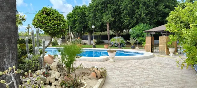 Imponente Chalet en La Hoya con Piscina y Amplios Jardines — 7
