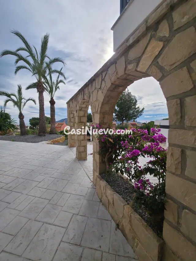 Villa independiente de 5 dormitorios con piscina y opción de - foto 2
