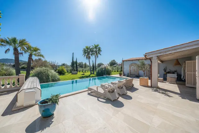 Exclusiva finca moderna con carácter mallorquín en entorno p