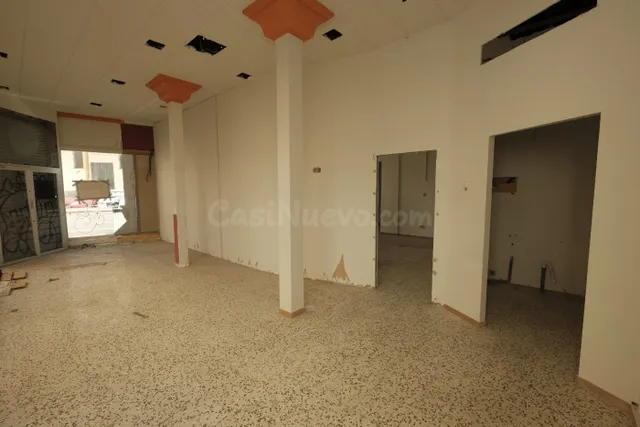 Local de 270 m2, de esquina con sótano en el centro.