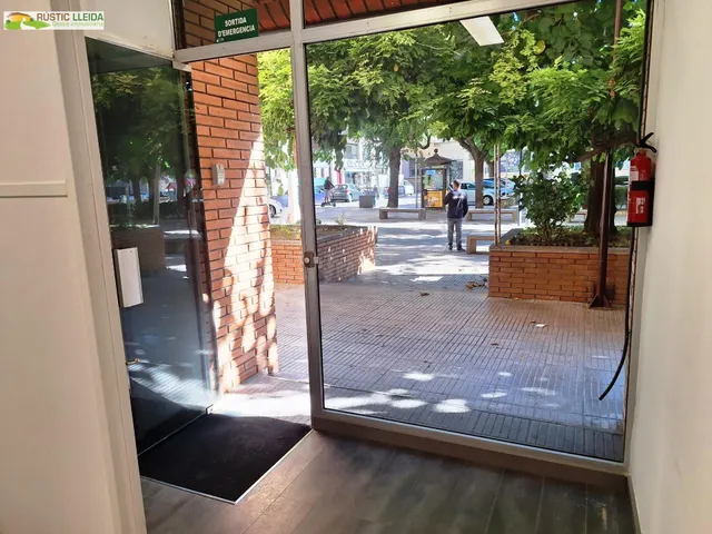 Se alquila local comercial con terraza en el centro de Tàrre - foto 3