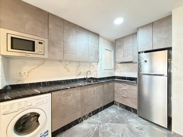 Apartamento reformado con vistas al mar con garaje incluido. 2 dorm. 1 baño. con superficie de 65 m2. playa a 100 metros. — 14