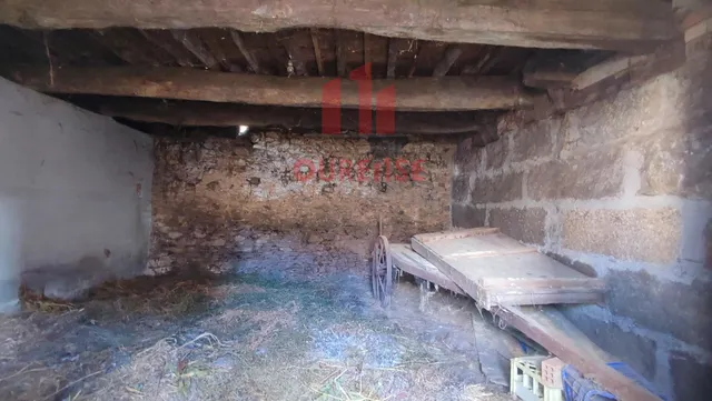 CASA INDEPENDIENTE DE PIEDRA CERCA DE LA MANCHICA Y PRÓXIMA A LA ENTRADA DE LA AG-31, dirección a Ourense-Celanova. — 11