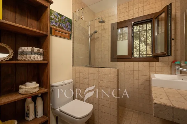 Villa con carácter de 5 dormitorios cerca de Palamós en un entorno verde. Piscina. — 21