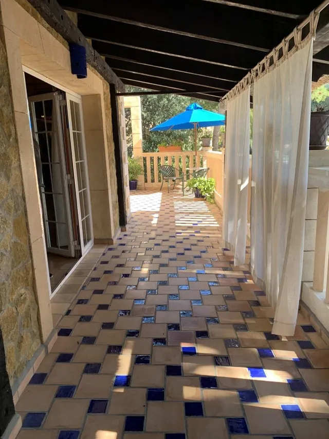 Villa de estilo mallorquín con amplio jardín de pinos en Cala Vinyes — 17